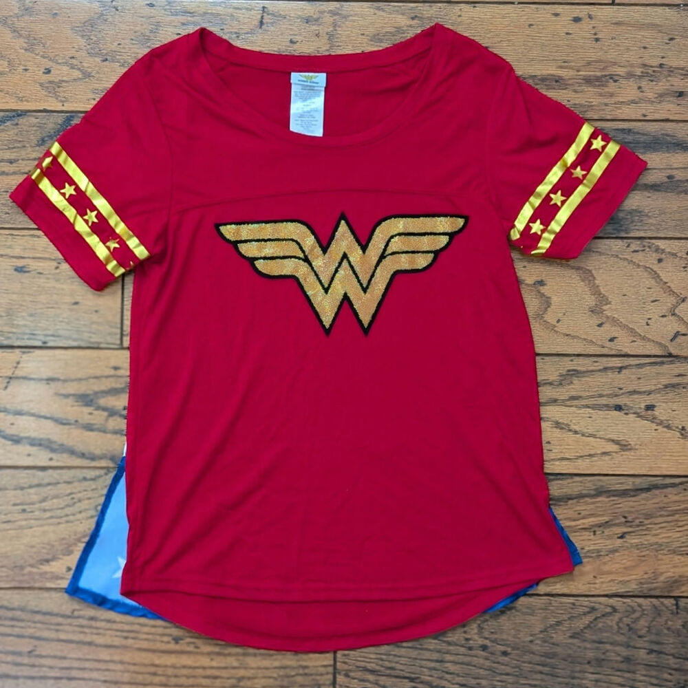 Wonder Woman DC Comics Tee with Removable Stars Cape - Junior M